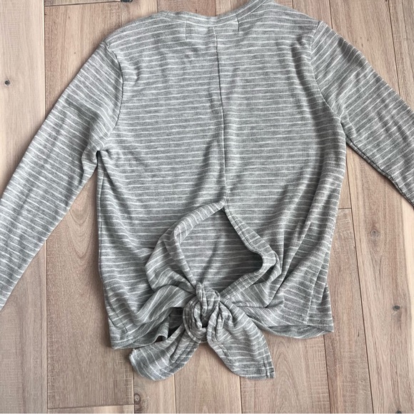 Code Mode 3/4 Sleeve gray and white Striped Shirt - Picture 6 of 8